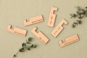 ベストカラー 木の席札 スマホスタンド